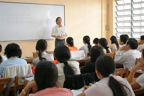 Sinh viên đi học thuê